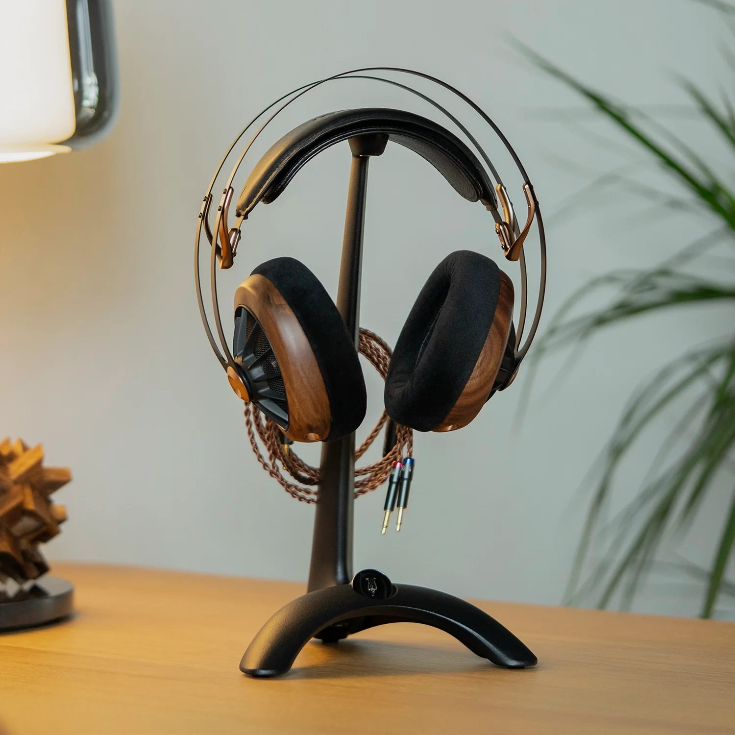 Meze Audio Manta - Best Headphone Stand with Sleek Design for Desk Setup with the best audiophile open-back headphones the Meze 109 PRO